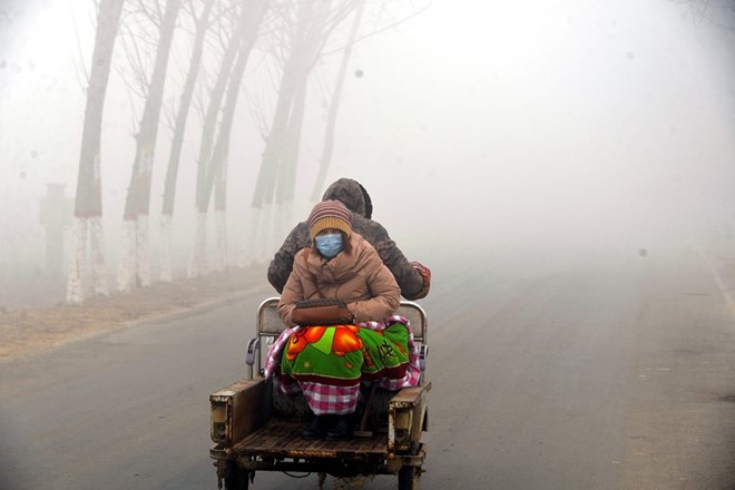 Hơn 40 thành phố ở Trung Quốc đã ban hành cảnh báo về khói mù. Trong đó, 24 thành phố ban hành mức báo động đỏ như Bắc Kinh hay Đường Sơn, thành phố sản xuất thép lớn thuộc tỉnh Hà Bắc, và Tế Nam, thuộc tỉnh Sơn Đông giàu than đá. Ảnh: Reuters.