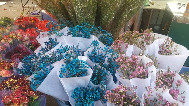 Hoa sao khô ngập tràn chợ Quảng Bá. 