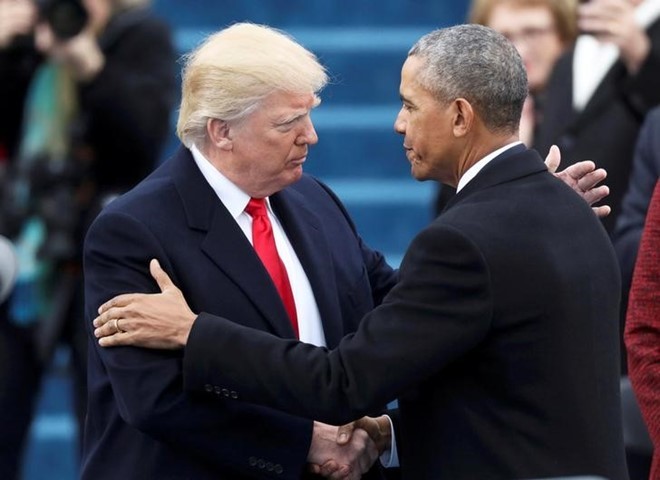 Cựu tổng tống Barack Obama và Tổng thống Donald Trump sau lễ tuyên thệ nhậm chức của ông Trump hôm 20/1. Ảnh: Reuters.