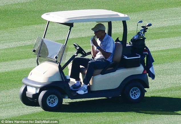 Obama tranh thủ thưởng thức bánh mì kẹp trong giờ giải lao của buổi chơi golf. Ảnh: Daily Mail.