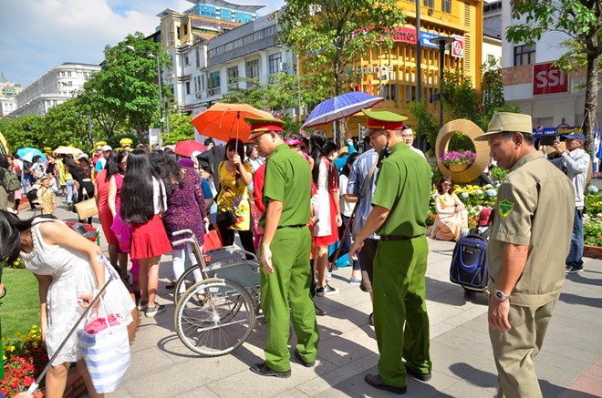 Lực lượng chức năng làm nhiệm vụ tại đường hoa Nguyễn Huệ.