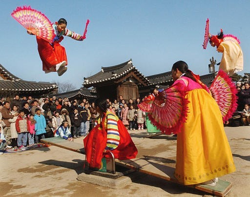 Các hoạt động vui chơi chào đón năm mới của người Hàn Quốc thường chỉ diễn ra trong 3 ngày. Ảnh: Pinterest.