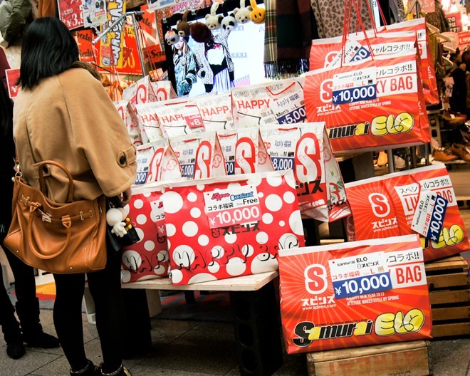 Túi Fukubukuro được bày bán ở hầu hết cửa hàng tại Nhật Bản vào dịp tết. Ảnh: Noteofnomads .