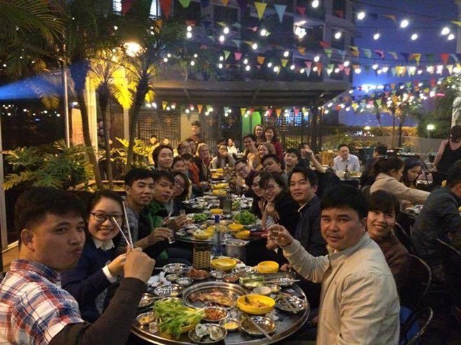 Phuong cùng bạn bè ăn tiệc tất niên 2016. 