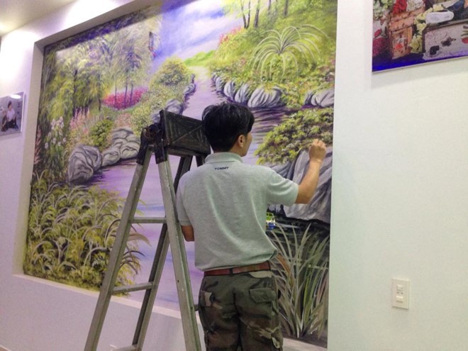Ông Tuấn đang miệt mài tô vẽ, cố gắng hoàn thiện tác phẩm của mình trước Tết.