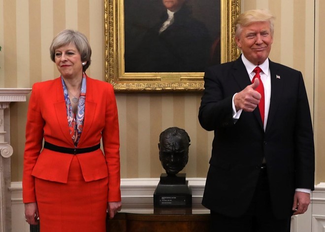 Nữ Thủ tướng Anh Theresa May và Tổng thống Mỹ Donald Trump trao đổi tại phòng Bầu dục tại Nhà Trắng ngày 27/1. Ảnh: Getty. 
