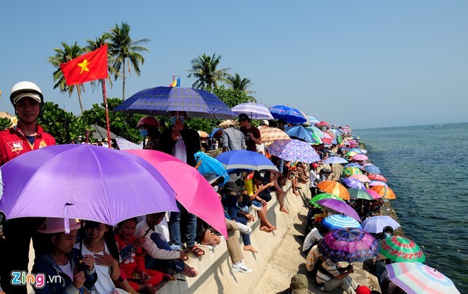 Du khách xem hội đua thuyền mừng xuân mới ở huyện đảo Lý Sơn.