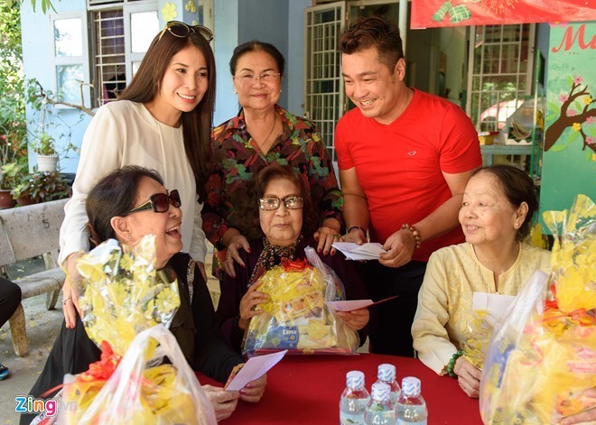 Nghệ sĩ Diệu Hiền (giữa) cùng các nghệ sĩ lão thành sống tại viện dưỡng lão hạnh phúc khi được các đoàn thể đến thăm. 
