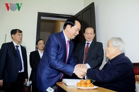 Chủ tịch nước Trần Đại Quang chúc thọ nguyên Tổng bí thư Đỗ Mười. Ảnh: VOV 