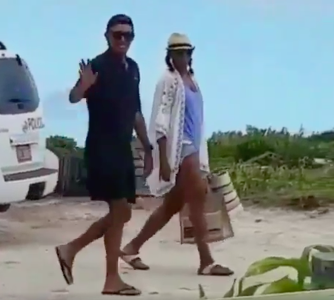 Vợ chồng Obama đi dạo cùng nhau trong chuyến nghỉ dưỡng ở đảo Virgin của Anh. Ảnh chụp màn hình. 