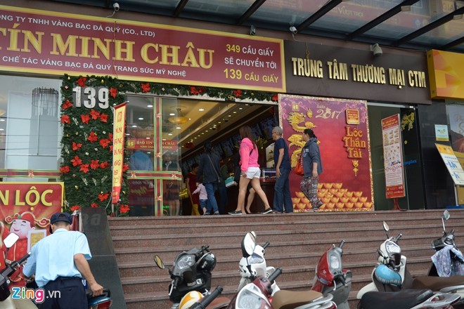 Từ khá sớm, các cửa hàng vàng lớn trên địa bàn Hà Nội đã nhộn nhịp người dân tới giao dịch. 
