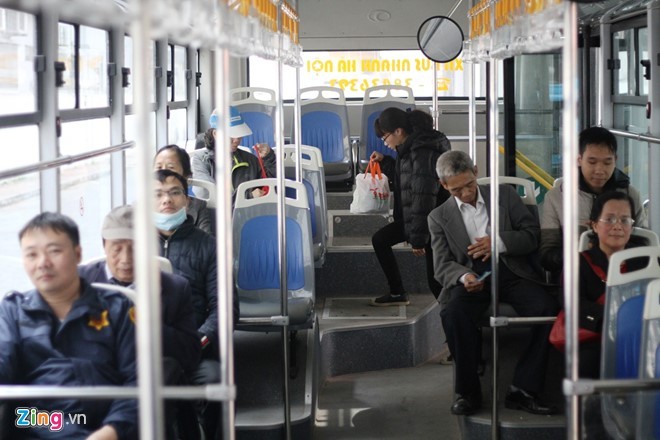 Lượng khách đi buýt nhanh ngày Tết giảm một nửa so với ngày thường. 