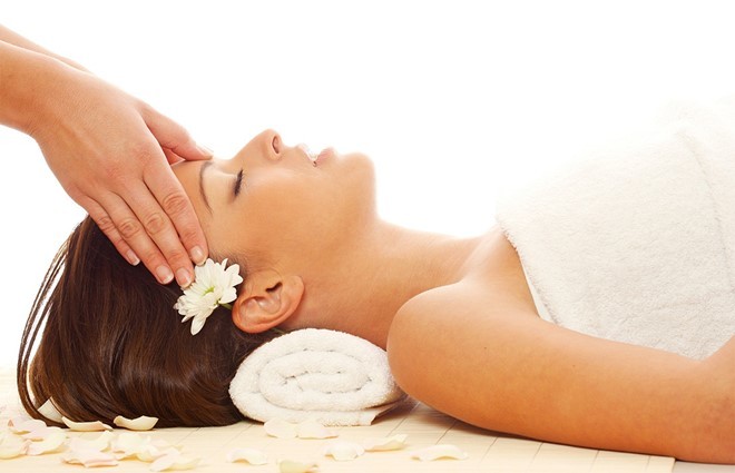 Massage giúp cơ thể thư giãn sau những ngày tết mệt mỏi. Ảnh: mindbodygreen Massage