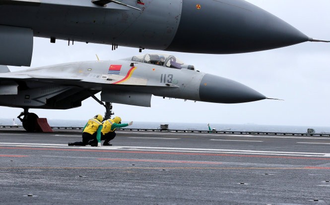 Chiến đấu cơ J-15 chuẩn bị cất cánh trên tàu sân bay Liêu Ninh của Trung Quốc - Ảnh: Reuters