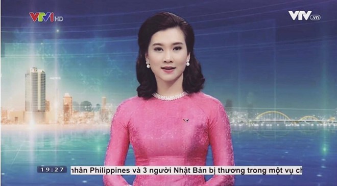 BTV Khánh Trang trong buổi lên sóng bản tin Thời sự 19h đầu tiên. 