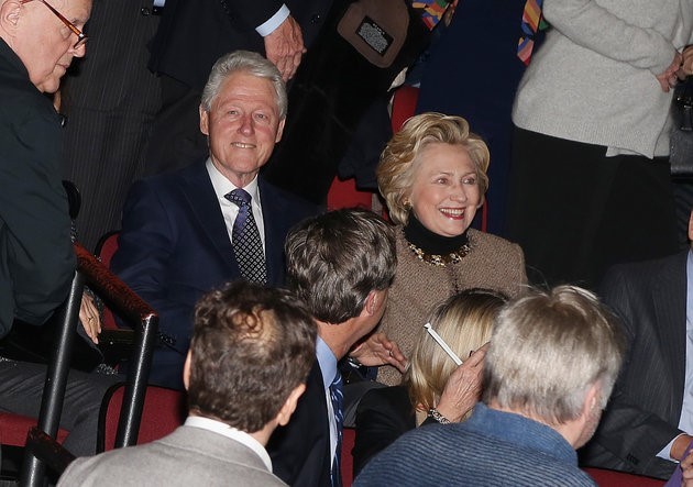 Ông và bà Clinton xuất hiện tại nhà hát Circle ở quảng trường Thời Đại, New York hôm 1/2. Ảnh: Getty