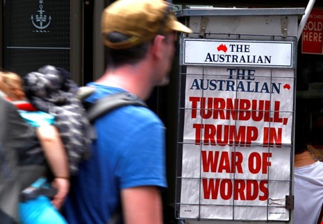 Người đi đường chăm chú nhìn một tít báo về cuộc điện đàm của ông Trump đến Thủ tướng Úc. Ảnh: Reuters