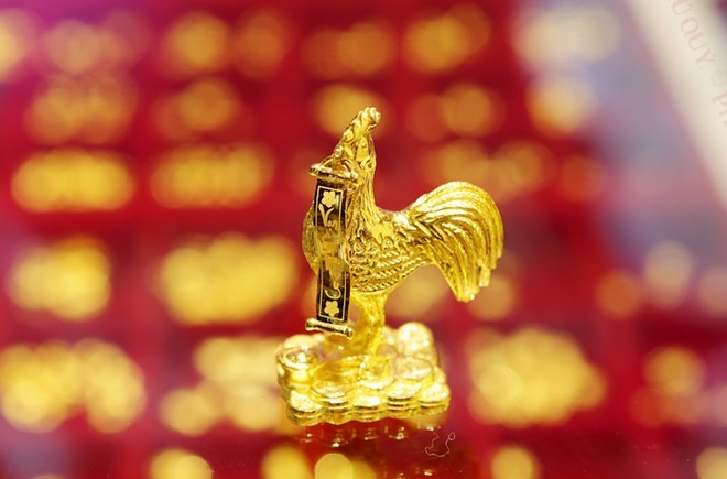 Sản phẩm gà bằng vàng được nhiều doanh nghiệp tung ra trong ngày thần tài năm nay. Ảnh: KL.