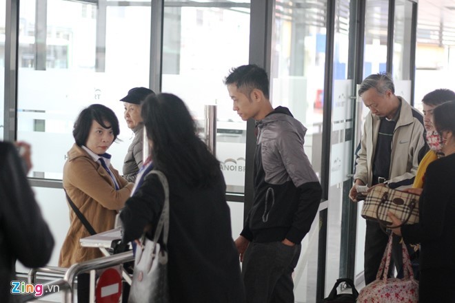 Đầu giờ sáng 6/2, nhiều người xếp hàng mua vé buýt nhanh tại bến Kim Mã. 