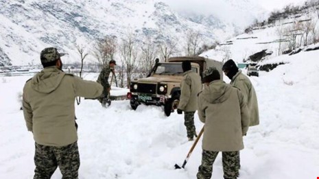 Lực lượng cứu hộ cố gắng tiếp cận khu vực bị lở tuyết ở Chitral (Pakistan). Ảnh: EPA