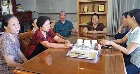 Bà Mai Thị Khánh (cuối bàn) cùng các cán bộ khách sạn Hữu Nghị đồng hành kêu oan 14 năm qua. 