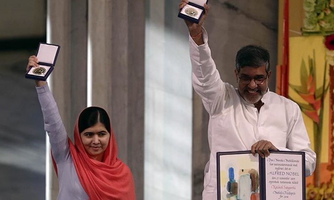 Ông Kailash Satyarthi (phải) chia sẻ giải Nobel Hòa bình với nhà vận động người Pakistan Malala Yousafzai vào năm 2014. Ảnh: AFP.