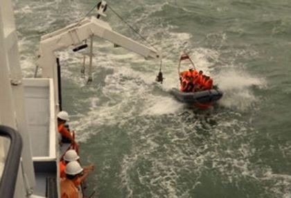 Ca nô chìm giữa biển, 14 người thoát chết nhờ mặc áo phao