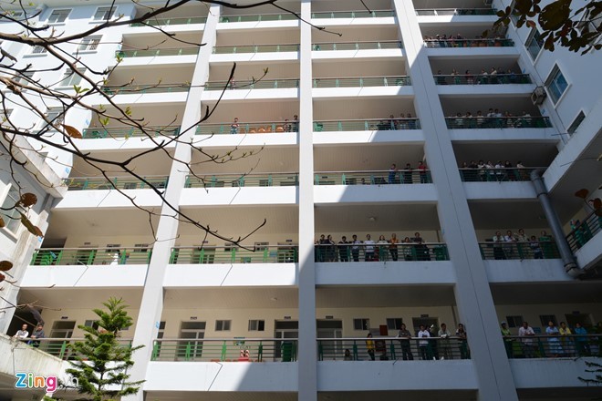 Sáng 8/2, ba bệnh nhân nhảy lầu tự tử ở Bệnh viện đa khoa Quảng Ngãi, trong đó có 2 người chết và một người được ngăn chặn kịp thời. 