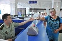 Trung Quốc lấy dấu vân tay của người nước ngoài từ 14-70 tuổi khi nhập cảnh tại Thâm Quyến từ ngày 10/2 . Ảnh: People's Daily.