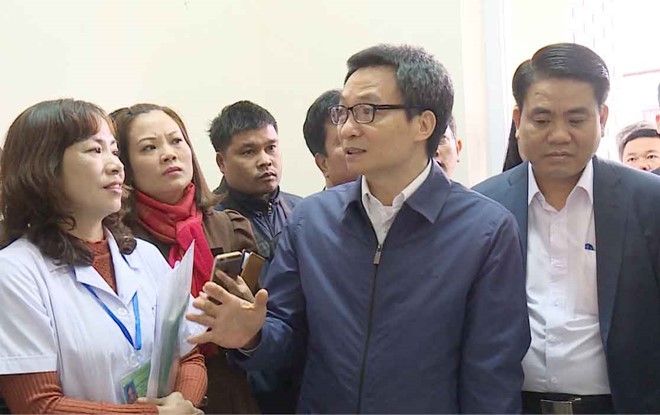 Phó thủ tưởng Vũ Đức Đam thăm Trạm Y tế xã Đại Mỗ (quận Hà Đông, Hà Nội). 