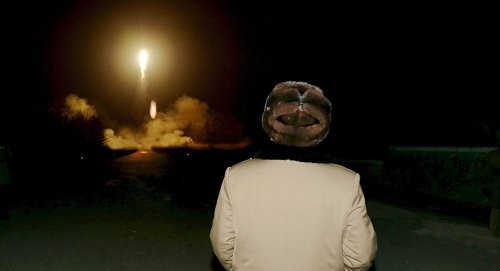 Nhà lãnh đạo Kim Jong-un theo dõi vụ thử tên lửa có thể mang đầu đạn hạt nhân. Ảnh: KCNA.