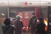 Bom xăng nổ trên tàu điện ở Hong Kong, 15 người bị thương