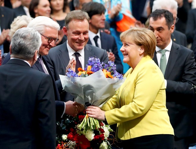 Thủ tướng Angela Merkel chúc mừng ông Steinmeier sau vòng bầu cử đầu tiên hôm 12/2. Ảnh: Reuters.