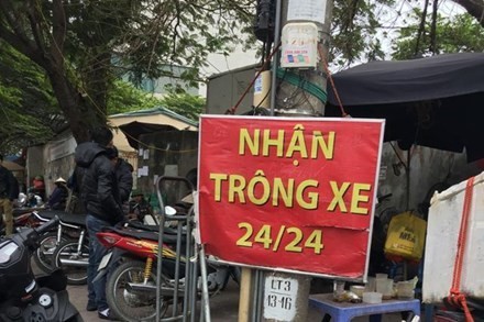 Nhiều điểm trông giữ xe ở Hà Nội chưa thực hiện thu đúng giá quy định. 