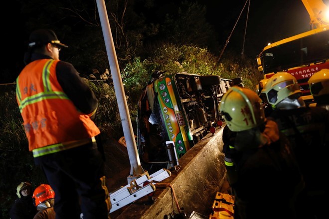 Hiện trường vụ tai nạn kinh hoàng khiến ít nhất 32 người thiệt mạng sau khi chiếc xe buýt chở khách du lịch lật ở gần Đài Bắc. Ảnh: Reuters. 