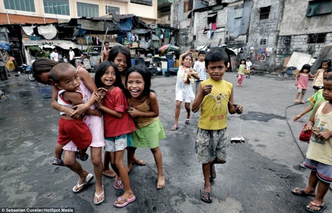 Những đứa trẻ ở thủ đô Manila, Philippines. Ảnh: hotspotmedia.