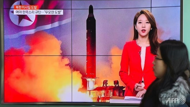 Bản tin thời sự của Hàn Quốc về vụ phóng tên lửa ngày 12/2 của Triều Tiên. Ảnh: AFP.