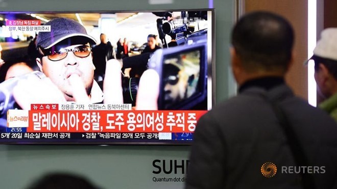 Người dân xem bản tin về Kim Jong Nam, anh trai ông Kim Jong Un, tại một nhà ga ở Seoul, Hàn Quốc ngày 14/2. Ảnh: Reuters. 