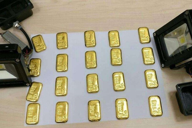 Nhân viên hải quan phát hiện một người đàn ông vận chuyển lậu tổng cộng 20 thỏi vàng với 8 thỏi trong hành lý và 12 thỏi trong trực tràng. Ảnh: Times of India.