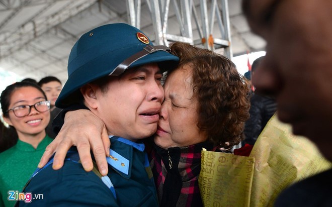 Thanh niên Trần Hồng Phúc ôm chặt mẹ vào lòng trước khi lên xe về đơn vị sáng 14/2/2017. Bà Trần Kim Oanh khá lo lắng cho con trai mình vì thỉnh thoảng Phúc vẫn bị say xe. 