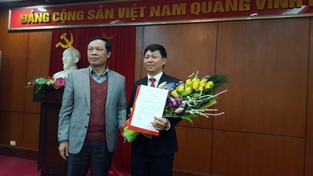 Phó trưởng Ban Tuyên giáo T.Ư Phạm Văn Linh trao quyết định bổ nhiệm cho đồng chí Trần Thanh Lâm. Ảnh:Tiền Phong.