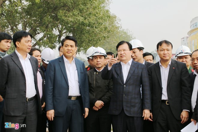 Chủ tịch Hà Nội báo cáo Phó thủ tướng Trịnh Đình Dũng về tiến độ các dự án đường sắt đô thị. Ảnh: Quang Anh.