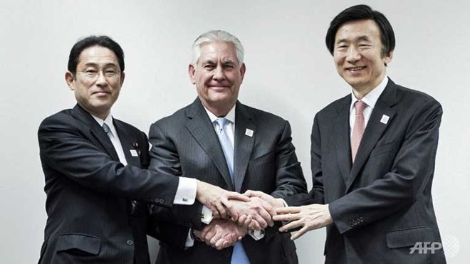 Ngoại trưởng Nhật Bản Fumio Kishida (trái), Ngoại trưởng Hàn Quốc Yun Byung Se (phải) cùng Ngoại trưởng Mỹ Rex Tillerson trước khi bước vào hội nghị tại Bonn, Đức hôm 16/2. Ảnh: AFP.