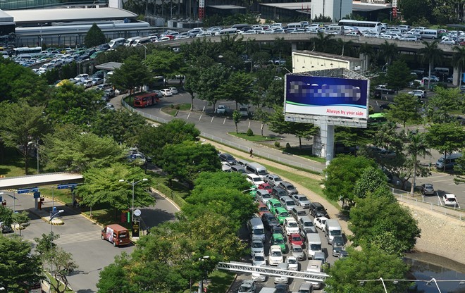 Đường Trường Sơn thường xuyên ùn tắc giao thông trong thời gian vừa qua. 