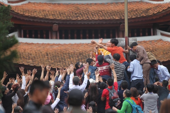 Tranh cướp lộc tại Lễ hội chùa Hương (Hà Nội). 