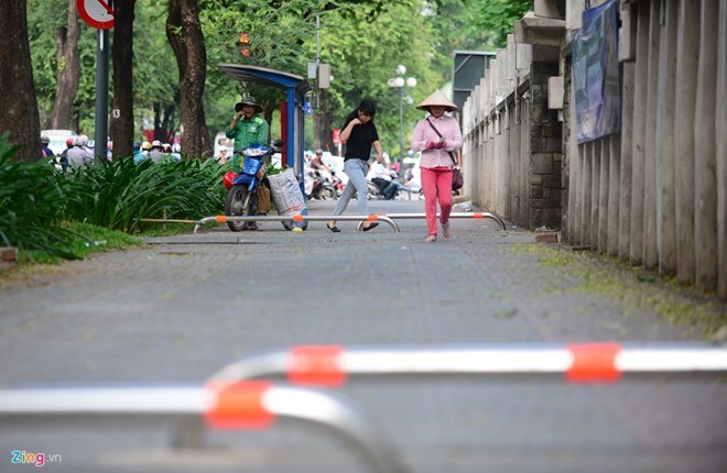 Theo ông Lê Văn Khoa, Phó chủ tịch UBND TP.HCM cần thay đổi cách lắp barie để không ảnh hưởng đến người đi bộ.