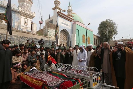 Đám tang nạn nhân thiệt mạng trong vụ đánh bom đền thờ ở thị trấn Sehwan, tỉnh Sindh (Pakistan) tối 16/2. Ảnh: REUTERS