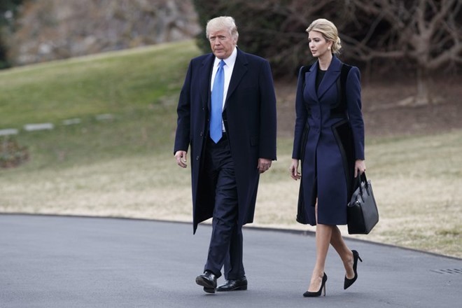 Tổng thống Donald Trump và con gái Ivanka đi bộ đến trực thăng Marine One trên bãi cỏ phía Nam của Nhà Trắng ở Washington. Ảnh: AP.