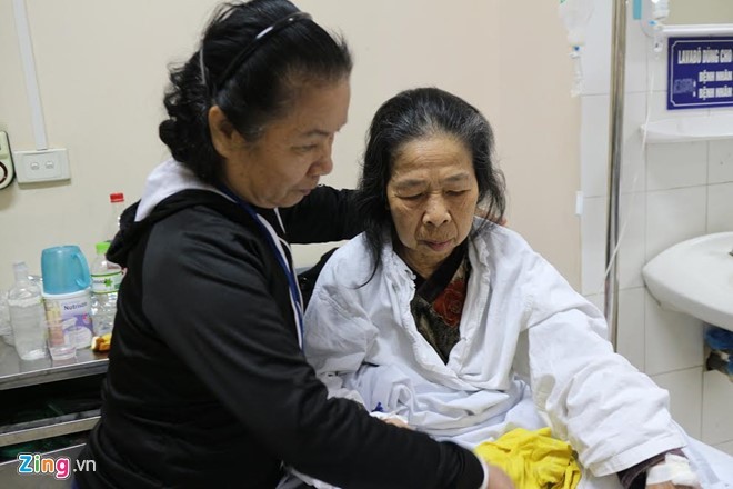 Bà Kiều Thị Dậu (hàng xóm) đang chăm sóc bà Ưng tại bệnh viện.