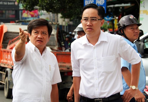Phó chủ tịch UBND quận 1 Đoàn Ngọc Hải (trái) trực tiếp xử lý tình trạng lấn chiếm vỉa hè trên địa bàn. 